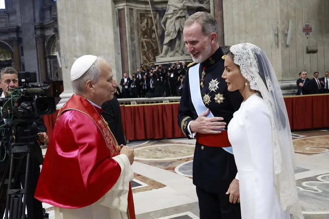Los Reyes Felipe VI y Letizia saludan al Papa Le&oacute;n XIV tras la misa de inicio de su pontificado. / Casa Real