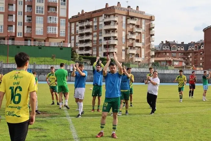 Los jugadores del Tropez&oacute;n agradecen el apoyo de su afici&oacute;n tras la victoria en Riomar ante el Castro en la ida del playoff.