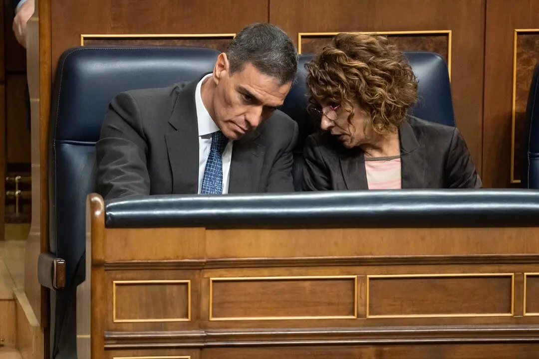 El presidente del Gobierno, Pedro S&aacute;nchez (i) y la vicepresidenta primera y ministra de Hacienda, Mar&iacute;a Jes&uacute;s Montero, durante una sesi&oacute;n plenaria. / Alejandro Mart&iacute;nez V&eacute;lez