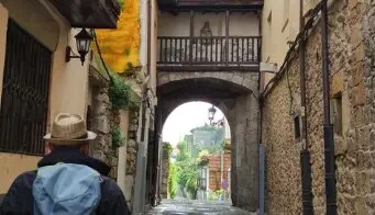 Un chico de espaldas, camina por el casco hist&oacute;rico de Laredo. / A.S.