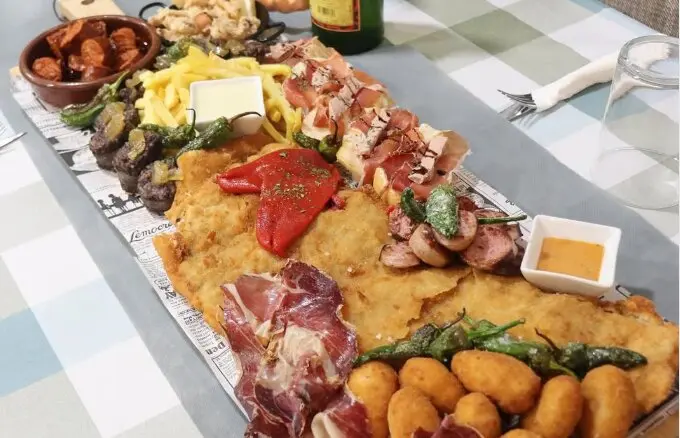 El s&uacute;per tabl&oacute;n que ponen en el restaurante. / S.C.