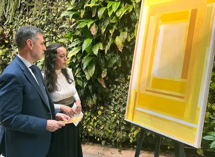 El consejero de Cultura, Luis Mart&iacute;nez Abad, visita la exposici&oacute;n 'Ajuar de color' de D&eacute;bora Regalado. / ep
