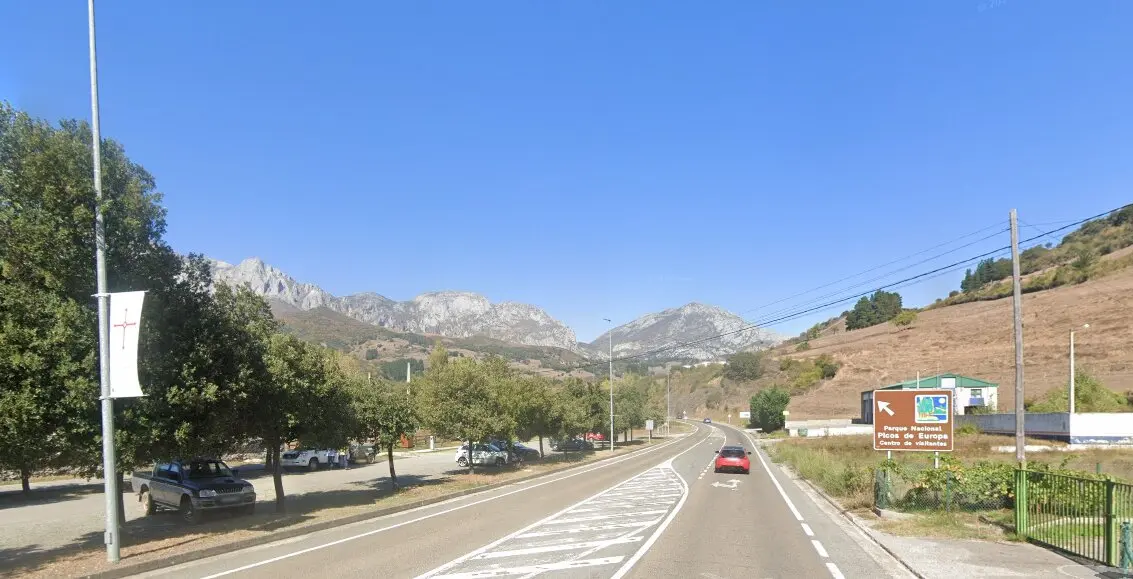 Tramo de la carretera N-621 a su paso por Tama, en el municipio de Cillorigo de Li&eacute;bana, donde se produjo el atropello mortal a un hombre de 74 a&ntilde;os este lunes por la ma&ntilde;ana.
