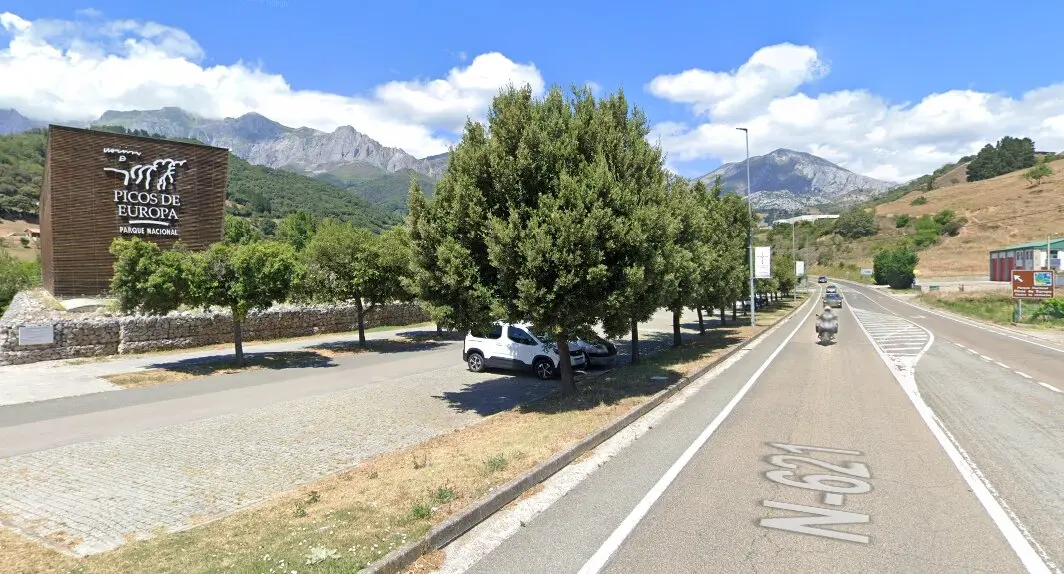 Tramo de la carretera N-621 a la altura de Tama, en el municipio de Cillorigo de Li&eacute;bana, donde un hombre de 74 a&ntilde;os fue atropellado el lunes por la ma&ntilde;ana. La v&iacute;ctima resid&iacute;a en la residencia Santa Gregoria.