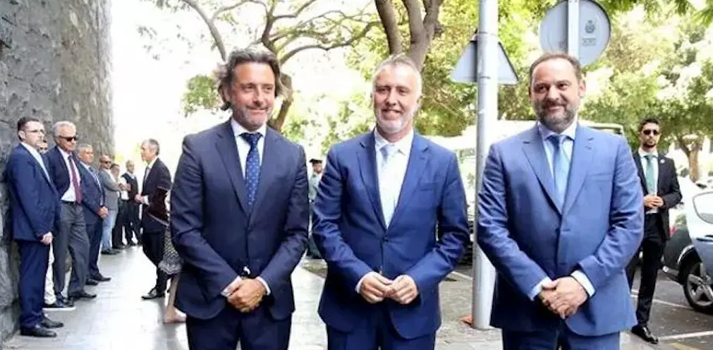 De izquierda a derecha, el presidente del Parlamento de Canarias, Gustavo Matos, el presidente del Gobierno de Canarias, &Aacute;ngel V&iacute;ctor Torres, y el ministro de Fomento en funciones, Jos&eacute; Luis &Aacute;balos.  / ARCHIVO