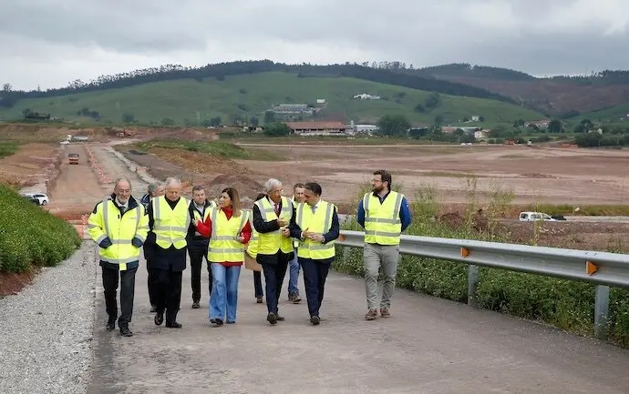 La presidenta de Cantabria, Mar&iacute;a Jos&eacute; S&aacute;enz de Buruaga, visita las obras del Centro log&iacute;stico e industrial de La Pasiega.
19 MAY 25