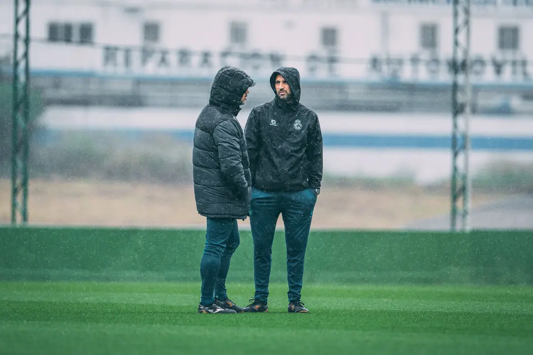 Jos&eacute; Alberto L&oacute;pez, t&eacute;cnico del Racing, observa pensativo la sesi&oacute;n bajo la lluvia en La Albericia mientras busca soluciones para el tramo final de temporada.