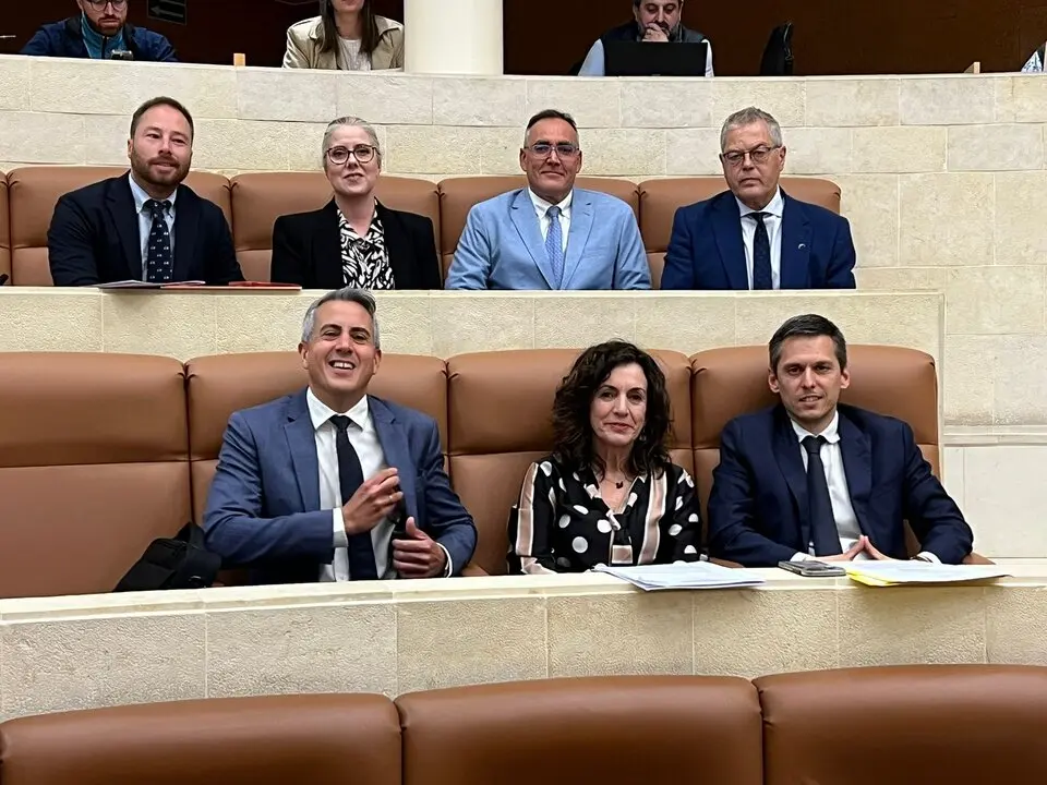 Diputados del Grupo Parlamentario Socialista durante la sesi&oacute;n plenaria del Parlamento de Cantabria celebrada el 20 de mayo de 2025.