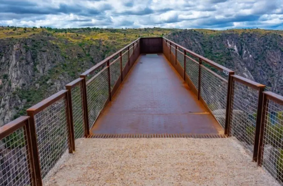 Mirador colgante sobre el Ca&ntilde;&oacute;n del Ebro, uno de los secretos mejor guardados del norte de Espa&ntilde;a.