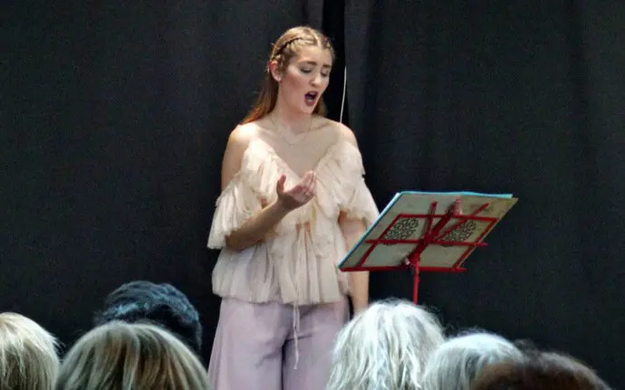 La soprano c&aacute;ntabra, Cristina Gal&aacute;n. / x