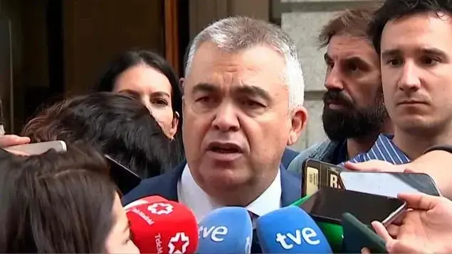 El n&uacute;mero tres del PSOE se adelanta a un informe inminente de la Guardia Civil que podr&iacute;a implicarlo en la trama del caso Koldo. Santos Cerd&aacute;n admite que medi&oacute; por contratos p&uacute;blicos en Navarra, pero lo justifica como parte de su labor como diputado.