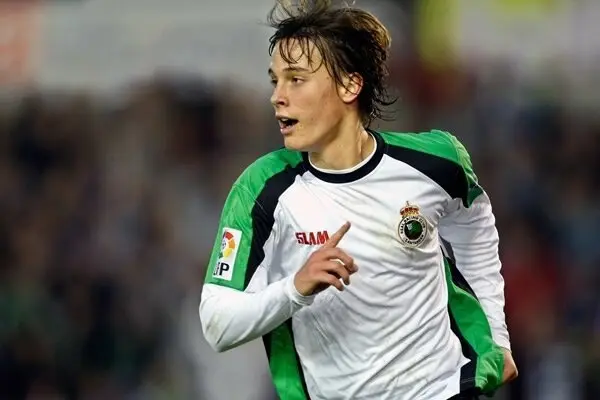 El exjugador del Racing, Sergio Canales, durante un partido con el equipo c&aacute;ntabro.