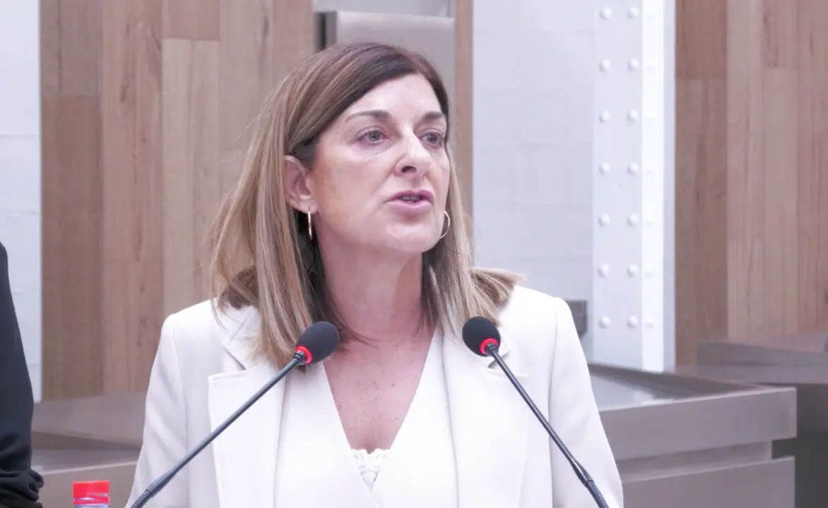 La presidenta de Cantabria, Mar&iacute;a Jos&eacute; S&aacute;enz de Buruaga, durante su intervenci&oacute;n en la inauguraci&oacute;n del mercado de Castro Urdiales, donde zanj&oacute; la pol&eacute;mica sobre los MENAS.
