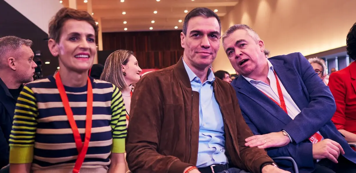 Pedro S&aacute;nchez, en el centro, junto al secretario de Organizaci&oacute;n del PSOE, Santos Cerd&aacute;n (derecha), y la presidenta de Navarra, Mar&iacute;a Chivite (izquierda), en un acto del partido. La imagen cobra relevancia tras las investigaciones que implican a Cerd&aacute;n y a la constructora navarra Servinabar 2000 S.L. en el caso Koldo.