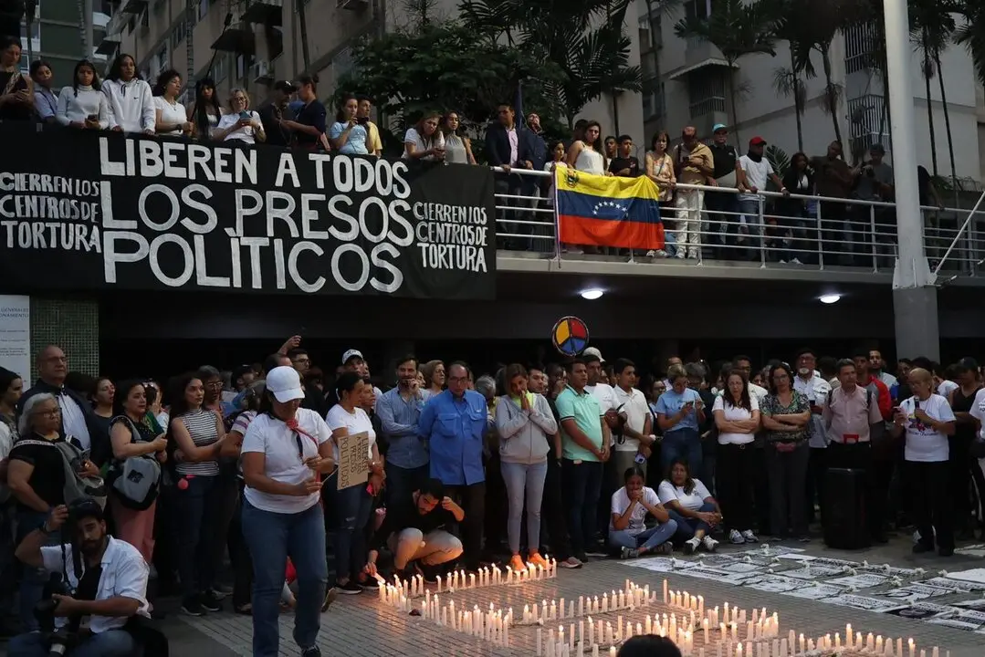 Familiares y allegados de presos pol&iacute;ticos participaron en la vigilia #UnaLuzPorLaLibertad este 8 de agosto en Los Palos Grandes, Caracas. Con velas, pancartas y fotograf&iacute;as, exigieron el fin de los centros de tortura y la liberaci&oacute;n inmediata de todos los detenidos por razones pol&iacute;ticas en Venezuela.