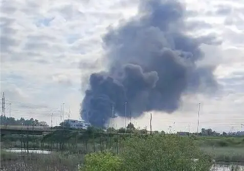 Nube de humo tras el incendio en la nave. / A.E.