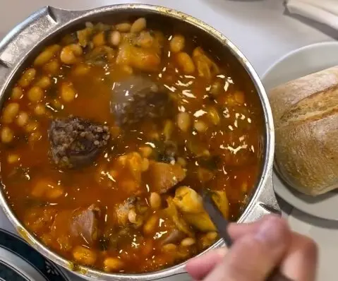 Una persona sirvi&eacute;ndose un plato de cocido. / A.E.