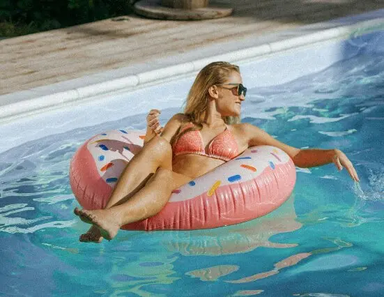 Una mujer disfruta de un ba&ntilde;o en la piscina. / A.E.
