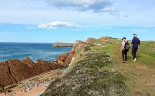 Dos personas paseando por Costa Quebrada. / A.S.
