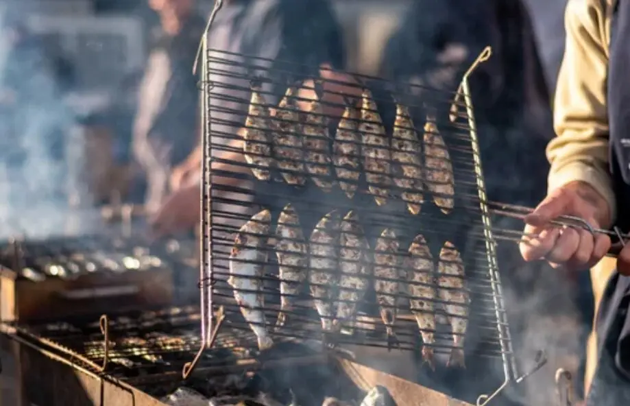 Asar sardinas al aire libre es un ritual veraniego en muchas localidades costeras de Cantabria, s&iacute;mbolo vivo de la comida t&iacute;pica c&aacute;ntabra y sus fiestas populares