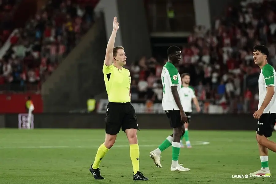 El colegiado se&ntilde;ala el final del encuentro entre Almer&iacute;a y Racing de Santander, en un partido clave para las aspiraciones de ambos equipos en LaLiga Hypermotion.