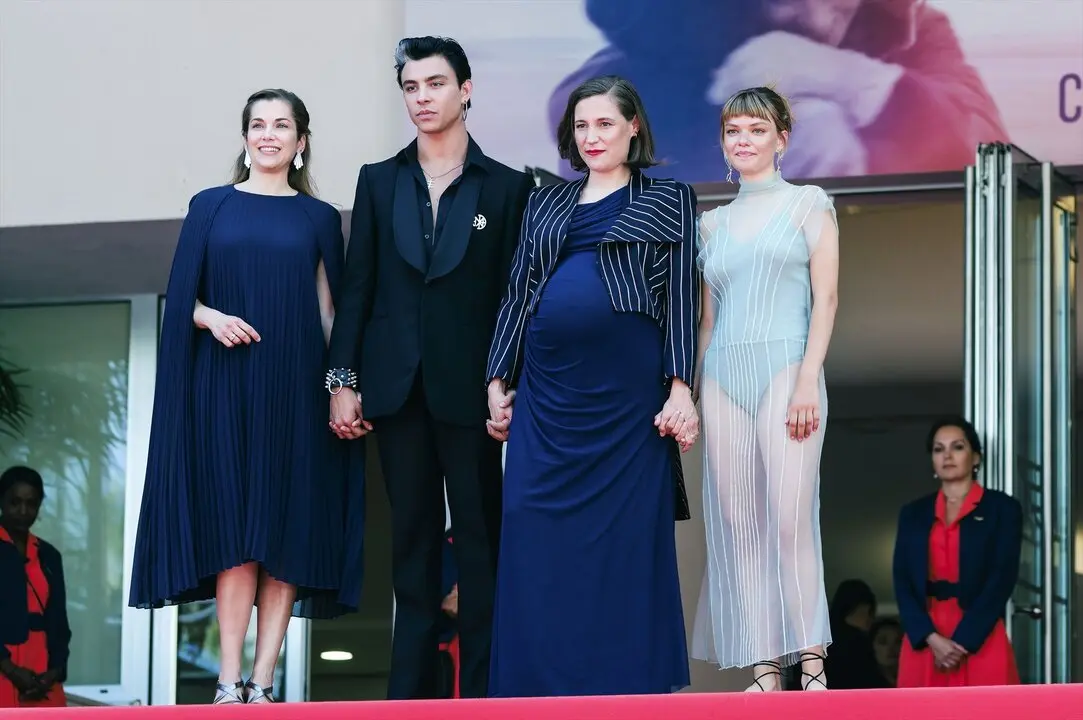 Maria Zamora, Mitch Martin, Carla Simon y Llucia Garcia en el estreno de la pel&iacute;cula "Romeriua" en el Festival de Cannes. / EP