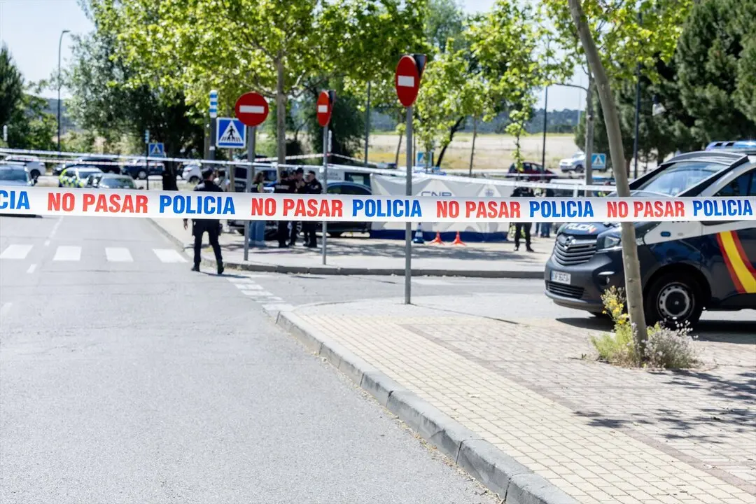 Agentes de la Polic&iacute;a Cient&iacute;fica trabajan en el lugar en el que han ocurrido los hechos. / Ricardo Rubio