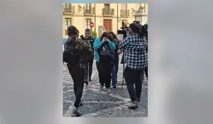 N.T.G., acusada de suministrar burundanga a siete personas para despu&eacute;s sustraer su dinero, a su llegada a la Audiencia Provincial de Le&oacute;n. / EP