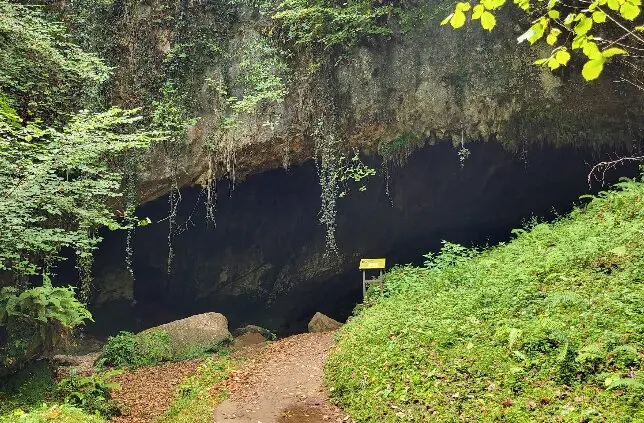Exterior de la cueva del Valle. / A.E.