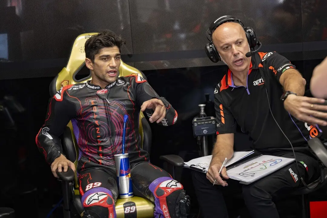 Jorge Martin conversando con el equipo de Aprilia. / EP