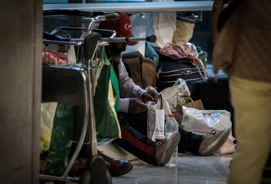 Varias personas en un acceso en la Terminal 4 del Aeropuerto Adolfo Su&aacute;rez Madrid-Barajas. / Diego Radam&eacute;s