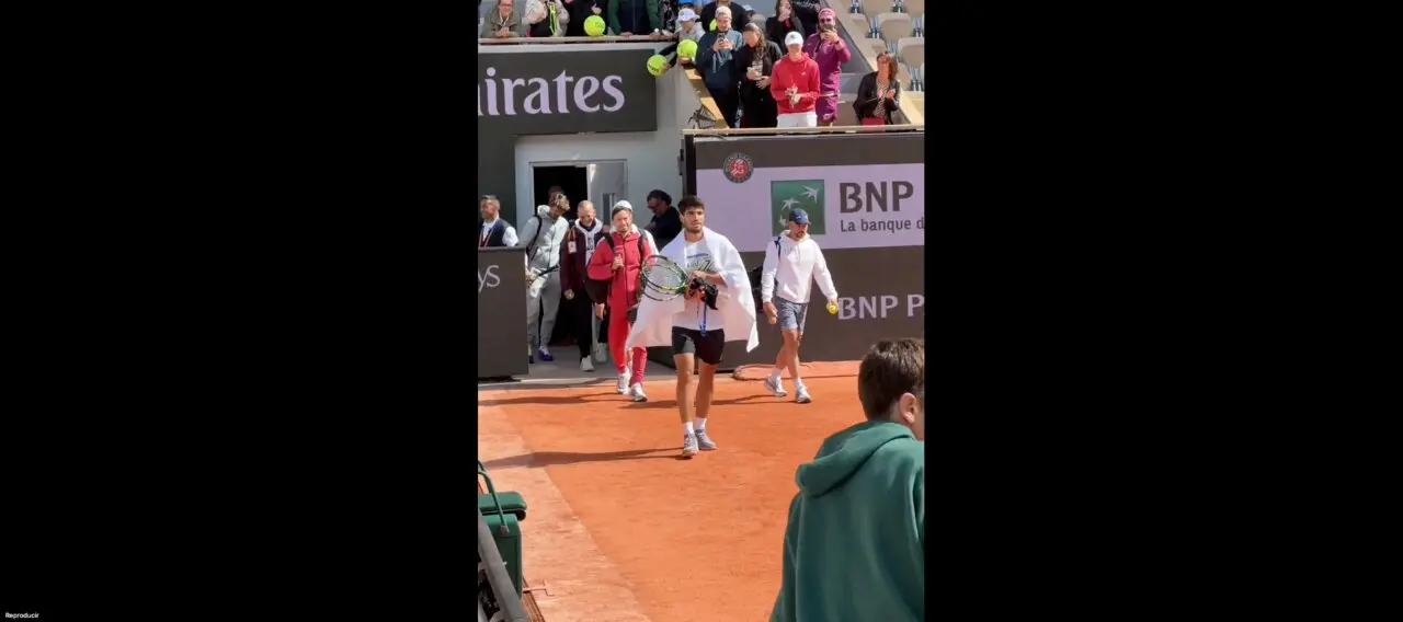 Carlos Alcaraz entrando en la Philippe Chatrier. / X