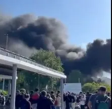 Gran nube de humo negro por un incendio en la Universidad de Cantabria. / rtve