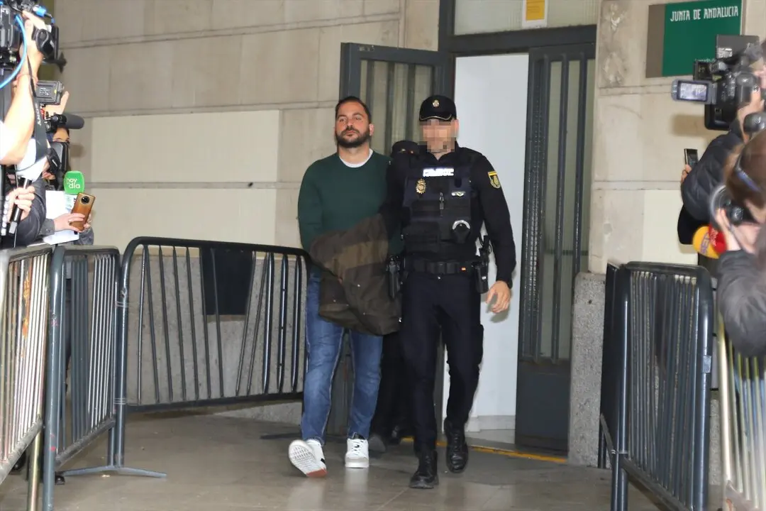 El sobrino de Mar&iacute;a del Monte, Antonio Tejado, a su salida de la Audiencia Provincial de Sevilla. / Leandro Wassaul