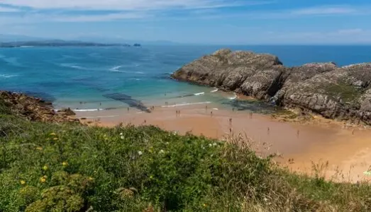 Playa de Somocuevas, en Liencres. / A.S.