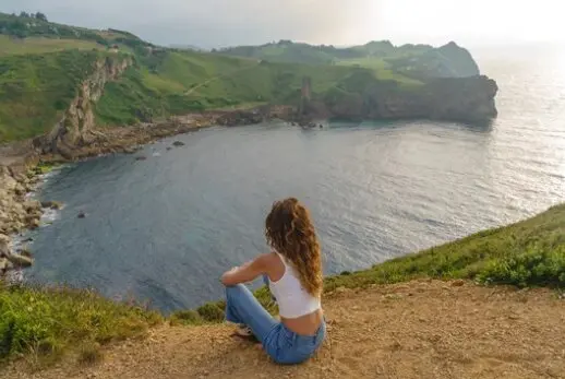 Una persona disfruta del paisaje en Cantabria. / A.S.