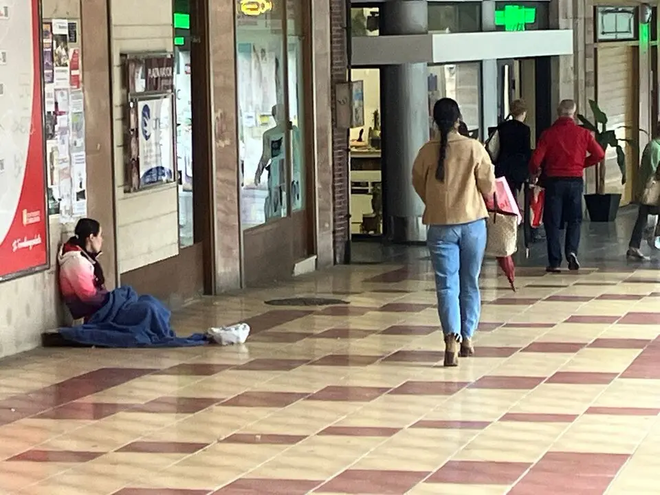 Una indigente en una de las arterias principales de la ciudad. / S.D.