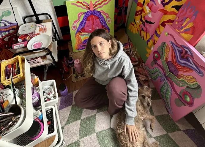 Cristina Arce junto a piezas de la exposici&oacute;n 'Entuerto'. / ep