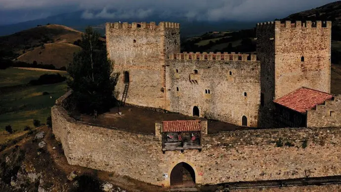 Fotograma del documental sobre el castillo de Argueso. / x