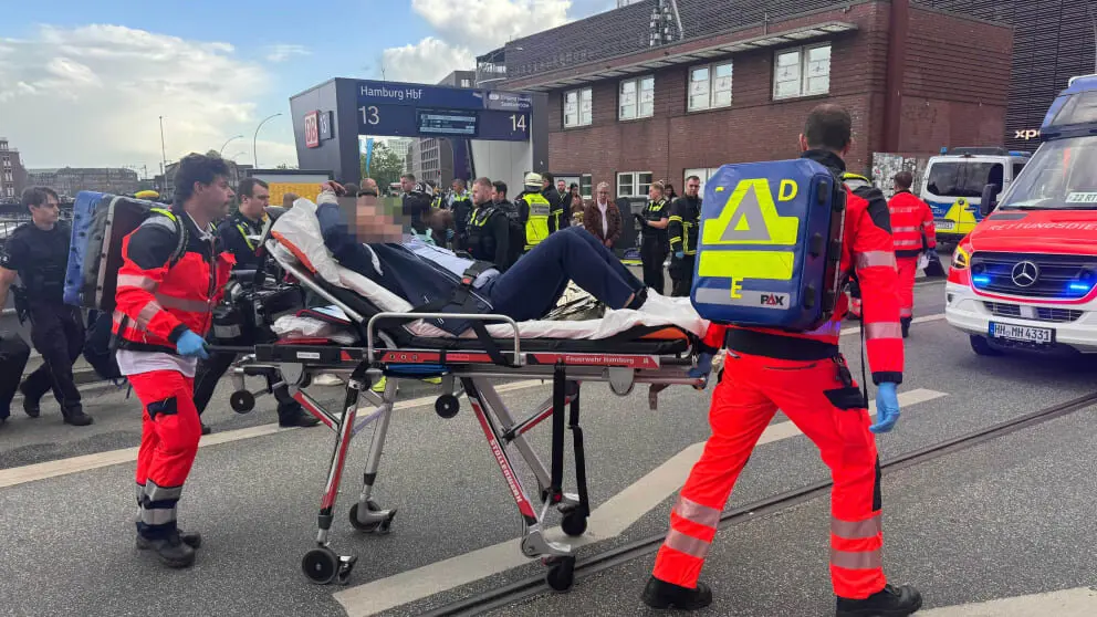 Ataque con cuchillo en Hamburgo
:
Las primeras im&aacute;genes de la escena del crimen.