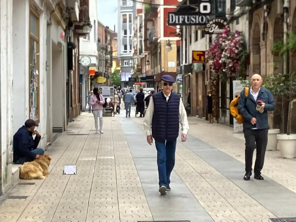 Una persona paseando por l Calle Consolaci&oacute;n. / S.D.
