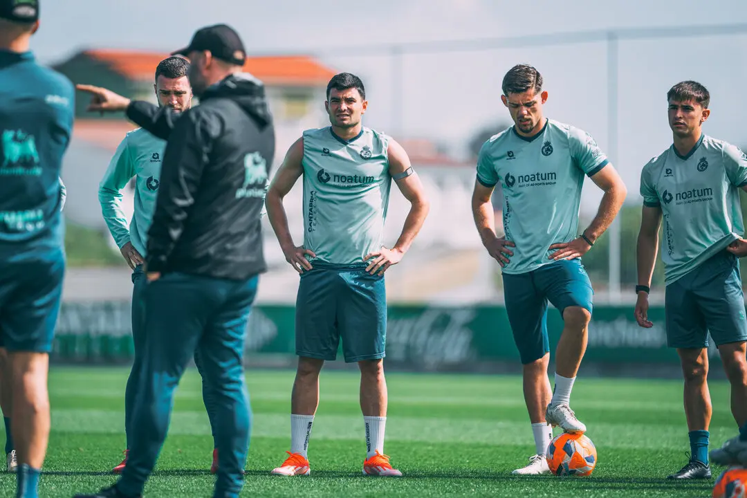 Los jugadores en el entrenamiento de ayer en las Instalaciones Nando Yosu. / RRC