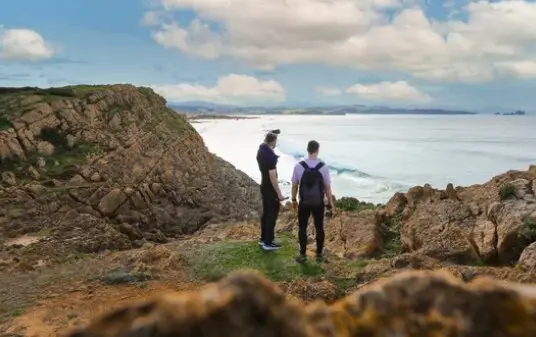 Dos personas disfrutan de una ruta en Cantabria. / A.S.