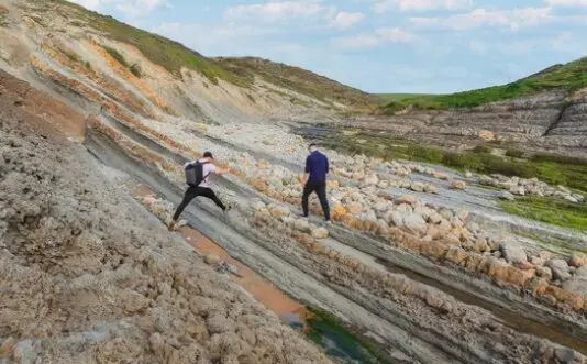 Dos personas paseando en Costa Quebrada. / A.S.