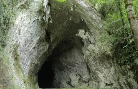 Entrada a la Cueva de Cullalvera, Ramales de la Victoria. / A.S.