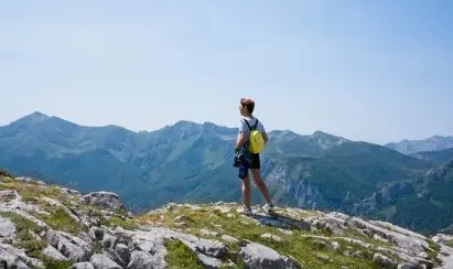 Una persona disfrutando de un d&iacute;a soleado en Cantabria. / A.S.