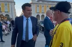Luis Figo fue llamado &ldquo;traidor&rdquo; por un aficionado cul&eacute; en Lisboa. / TikTok