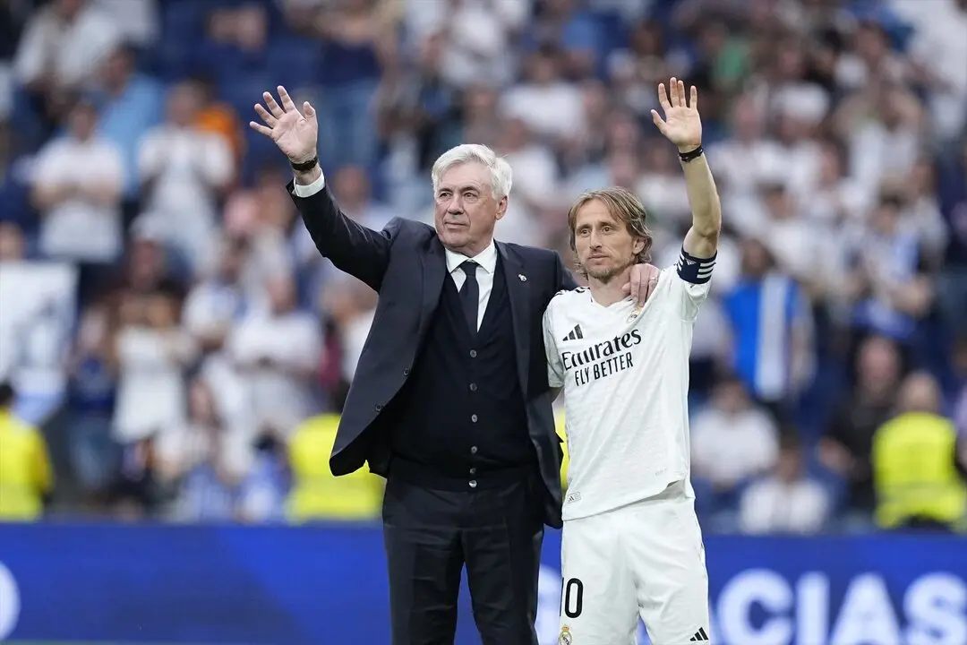 Modric y Ancelotti se despiden de la afici&oacute;n del Bernab&eacute;u. / EP