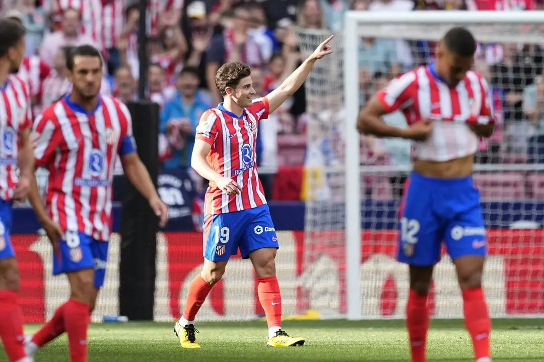 Juli&aacute;n &Aacute;lvarez celebra su gol ante el Betis. / EP