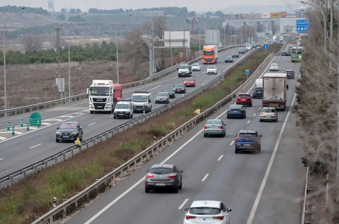 Varios veh&iacute;culos circulan por la carretera. / Alberto Ortega